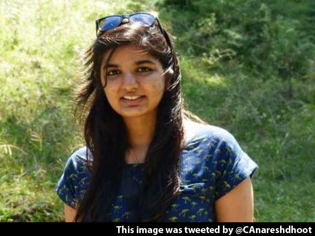 Top CA's Daughter Filmed Boarding Mumbai Local. Then Body Found On Tracks