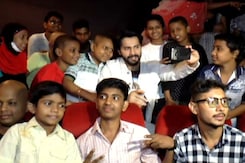 Varun Dhawan Clicks Selfies With NGO Kids At A Screening Of <i>Judwaa 2</i> Varun Dhawan Clicks Selfies With NGO Kids At A Screening Of <i>Judwaa 2</i>