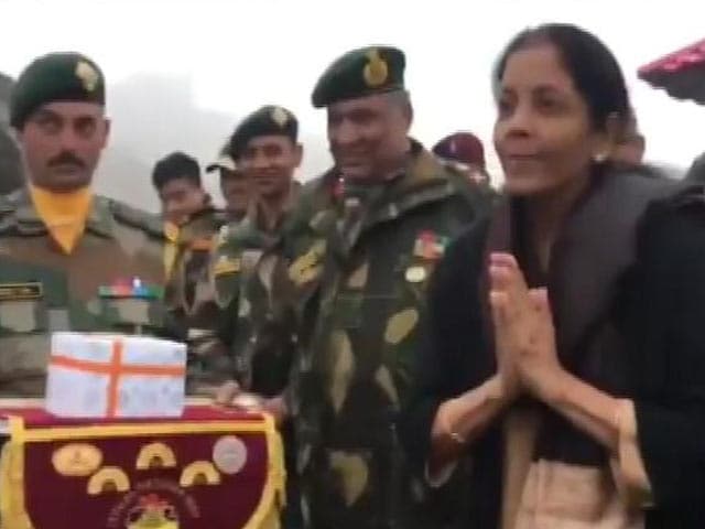 Videos : भारत-चीन सीमा पर रक्षा मंत्री निर्मला सीतारमण