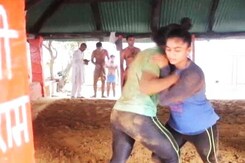 वाराणसी में 450 साल पुराने अखाड़े की परम्परा बदली, अब लड़कियां भी सीख रही हैं कुश्ती वाराणसी में 450 साल पुराने अखाड़े की परम्परा बदली, अब लड़कियां भी सीख रही हैं कुश्ती