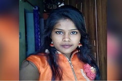 Bengaluru Woman Falls As Scooter Tries To Avoid Pothole, Crushed by Truck Bengaluru Woman Falls As Scooter Tries To Avoid Pothole, Crushed by Truck