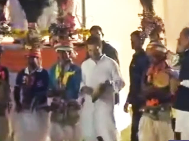 दाहोद में कीर्तन में ताली बजाते दिखे राहुल गांधी