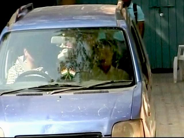 Video : दिल्ली के सीएम केजरीवाल की नीले रंग वाली वैगनआर कार चोरी