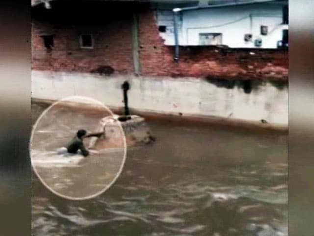 Video : Hyderabad Man Slips Into Open Drain, Dies. His Ordeal Caught On Video