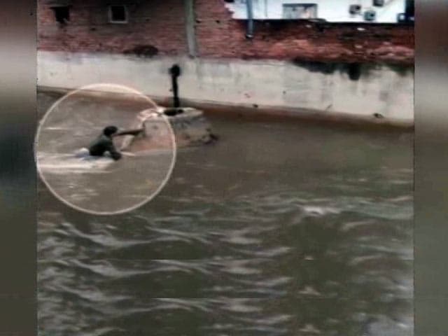Video : हैदराबाद : नाले में गिरे शख्स का अब तक नहीं चल पाया कोई पता