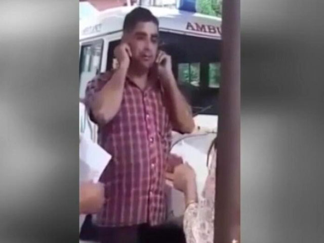 दर्द से बिलखते एक बच्चे का इलाज करने को कहा तो महिला डॉक्टर ने किया जलील