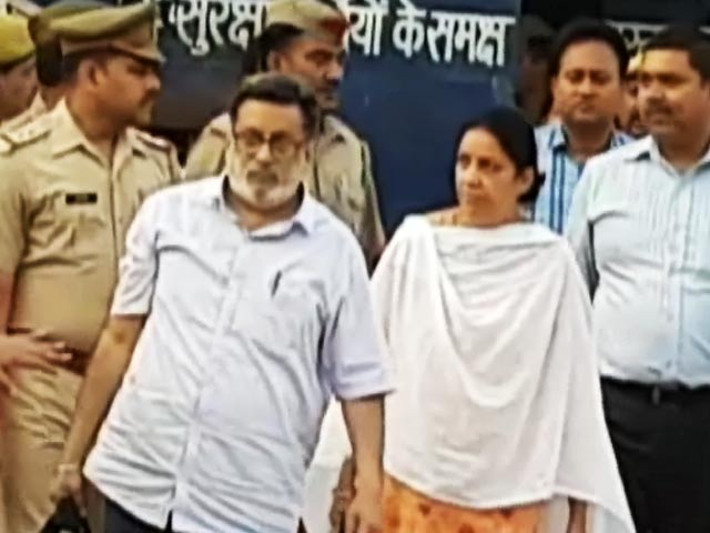 आरुषि-हेमराज मर्डर केस में 4 साल बाद बरी किए गए तलवार दंपति डासना जेल से बाहर आए आरुषि-हेमराज मर्डर केस में 4 साल बाद बरी किए गए तलवार दंपति डासना जेल से बाहर आए