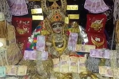 रतलाम के महालक्ष्मी मंदिर में लोग जमा करा जाते हैं अपने आभूषण रतलाम के महालक्ष्मी मंदिर में लोग जमा करा जाते हैं अपने आभूषण