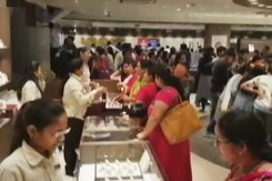 अहमदाबाद में सोने-चांदी के गहनों की दुकानों में धनतेरस के मौक़े पर रौनक लौटी अहमदाबाद में सोने-चांदी के गहनों की दुकानों में धनतेरस के मौक़े पर रौनक लौटी