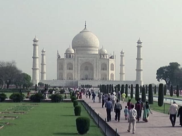 Videos : इंडिया 7 बजे: ताज महल पर संगीत सोम के बयान से पैदा हुए विवाद में आजम खान भी कूदे