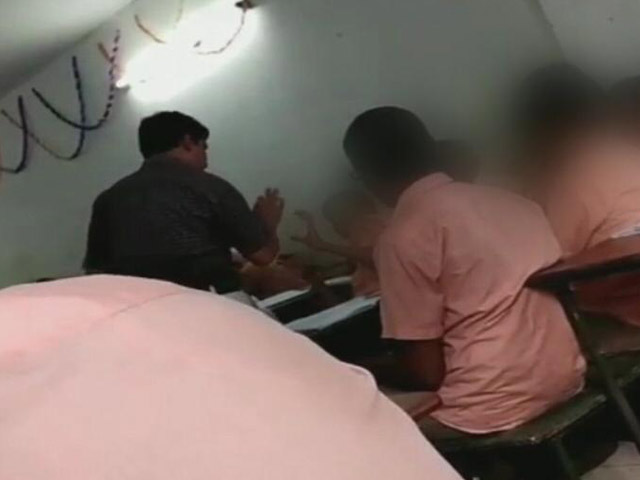 भरी क्लास में टीचर ने छात्र को पीटा, डीजीपी को भेजा गया वीडियो
