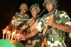 दीपावली की पूरे देश में धूम, राष्ट्रपति भवन से लेकर एलओसी तक मनाया जा रहा है त्योहार दीपावली की पूरे देश में धूम, राष्ट्रपति भवन से लेकर एलओसी तक मनाया जा रहा है त्योहार