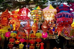 इस साल बाजार में नहीं है रौनक, उम्मीद लगाए बैठे हैं दुकानदार इस साल बाजार में नहीं है रौनक, उम्मीद लगाए बैठे हैं दुकानदार