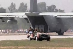 Air Force Planes Land On Highway Near Lucknow In 2-Hour Drill Air Force Planes Land On Highway Near Lucknow In 2-Hour Drill