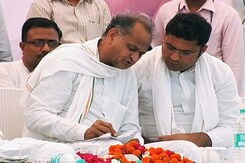 गुजरात कांग्रेस प्रभारी अशोक गहलोत ने लगाया बीजेपी पर जासूसी का आरोप गुजरात कांग्रेस प्रभारी अशोक गहलोत ने लगाया बीजेपी पर जासूसी का आरोप