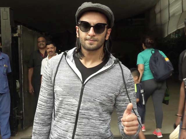 Ranveer Singh Clicks Selfies With His Fans