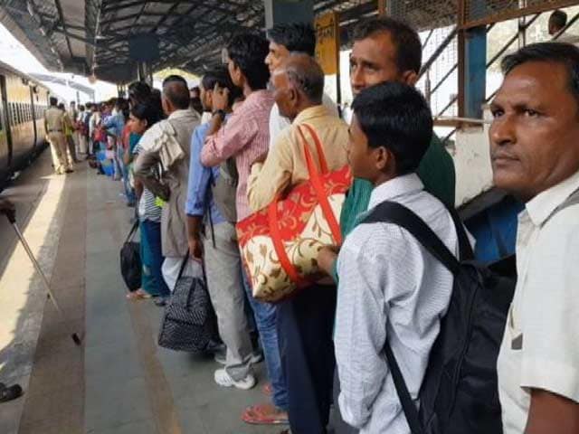 छठ पूजा: ट्रेनें हुई हाउसफुल, रेलवे स्टेशन पर उमड़ी भीड़