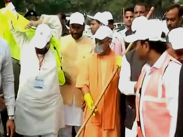 ताजमहल का दीदार करने पहुंचे सीएम योगी आदित्यनाथ