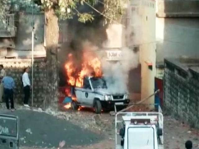 Videos : गुजरात के दाहोद जिले के गांव में हिंसा, पुलिस फायरिंग में एक की मौत