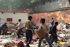 जंतर मंतर से आज 'वन रैंक वन पेंशन' की मांग कर रहे लोगों को भी हटाया गया जंतर मंतर से आज 'वन रैंक वन पेंशन' की मांग कर रहे लोगों को भी हटाया गया