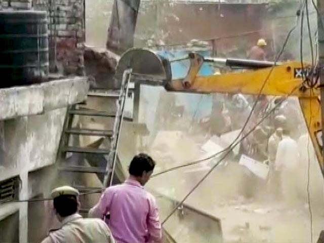 दिल्ली की कठपुतली कॉलोनी में चला बुलडोजर