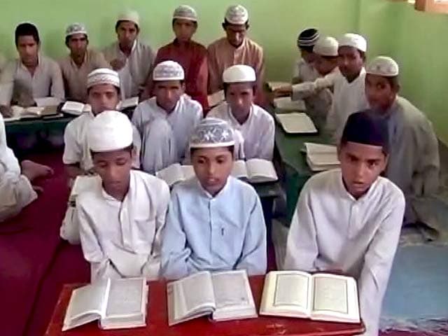 Videos : उत्तर प्रदेश के मदरसों में पढ़ाई जाएंगी एनसीआरटी कि किताबें