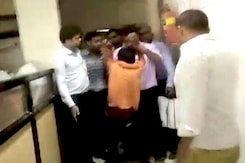 चोरी के आरोप में बच्चे की बेरहमी से पिटाई चोरी के आरोप में बच्चे की बेरहमी से पिटाई