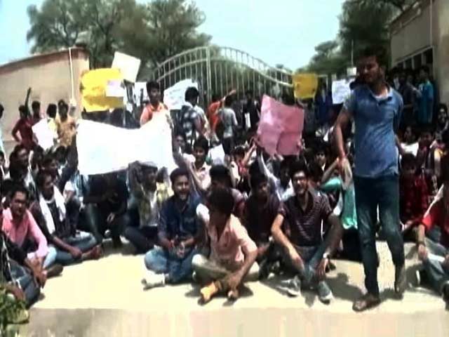 प्राइम टाइम: शिक्षा संस्थानों में कागज़ी खानापूर्ति