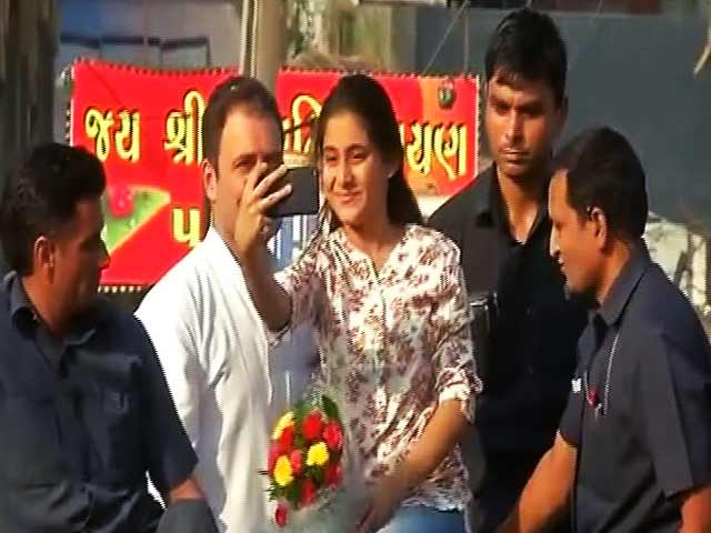 सेल्फी के लिए रुकवाया राहुल गांधी का काफिला