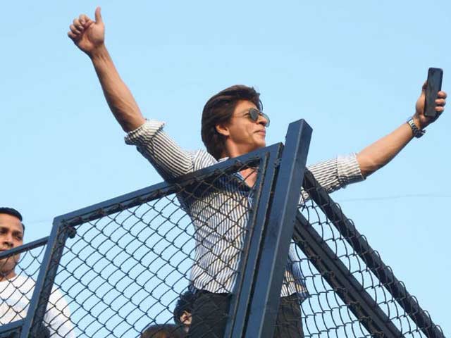 Video : Shah Rukh Khan's Birthday & The Madness Outside Mannat