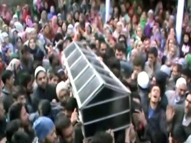 Hundreds Join Funeral Prayers of BJP Youth Wing Leader Killed By Terrorists In Shopian