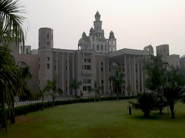 प्राइम टाइम : उत्तराखंड टेक्निकल यूनिवर्सिटी - 35000 छात्र, 4 परमानेंट स्टाफ़