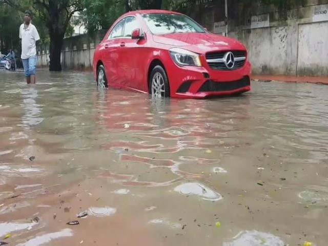 चेन्नई में लगातार बारिश से हालात खराब