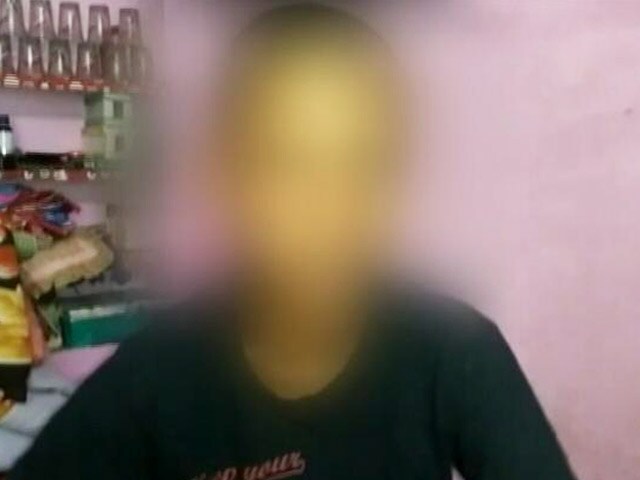 Videos : दिल्ली में चोरी के आरोप में पकड़े गए 2 नाबालिग़ों के साथ हैवानियत