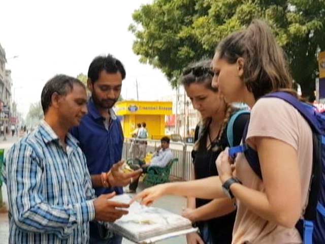 'अतिथि देवो भव की हकीकत': हम विदेशी सैलानियों संग कैसा बर्ताव कर रहे?