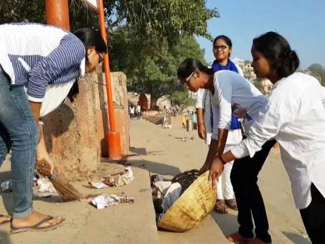 Videos : देव दीपावली के बाद बनारस के घाट की सफाई में जुटी BHU की छात्राएं