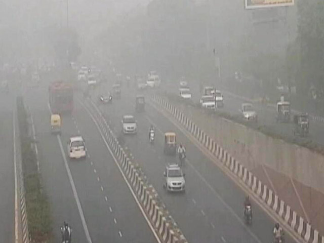 धुंध और प्रदूषण की वजह से लोगों को सांस लेने में दिक्कत