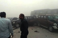 यमुना एक्सप्रेसवे पर कोहरे की वजह से हुआ हादसा, दो दर्जन गाड़ियों की टक्कर यमुना एक्सप्रेसवे पर कोहरे की वजह से हुआ हादसा, दो दर्जन गाड़ियों की टक्कर