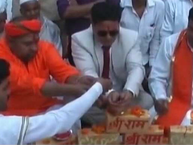 मुस्लिम नेताओं में हिंदु दिखने की लग गई है होड़