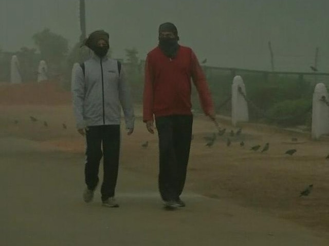 दिल्ली में प्रदूषण : घर से बाहर निकलने से कतरा रहे लोग