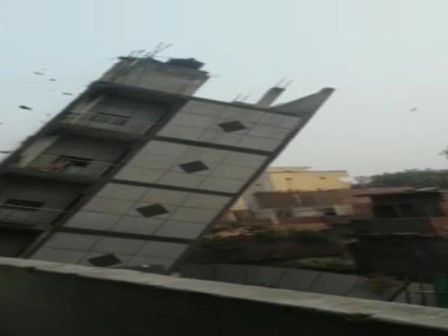 Videos : दिल्ली में एमसीडी ने गिराई अवैध इमारत