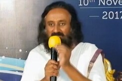 श्री श्री का पैग़ाम-ए-मोहब्बत, शहीद जवानों के परिवार को आतंकियों के परिवार से मिलवाया श्री श्री का पैग़ाम-ए-मोहब्बत, शहीद जवानों के परिवार को आतंकियों के परिवार से मिलवाया