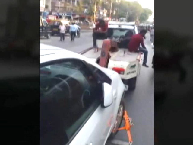 Mumbai Police Tow Car With Woman Breastfeeding Her Baby Still Inside