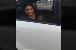 महिला ने ट्रैफिक पुलिस पर लगाया जबरन गाड़ी उठाने का आरोप महिला ने ट्रैफिक पुलिस पर लगाया जबरन गाड़ी उठाने का आरोप