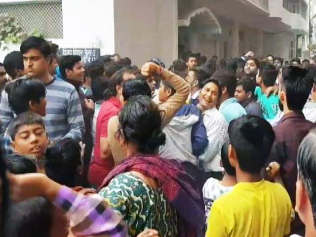 दिल्ली के एक आध्यात्मिक विश्वविद्यालय में हुआ जमकर हंगामा