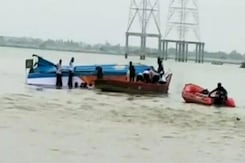 आंध्रप्रदेश की कृष्णा नदी में पलटी नाव, 34 लोग थे सवार आंध्रप्रदेश की कृष्णा नदी में पलटी नाव, 34 लोग थे सवार