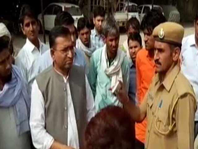 अलवर में गाय के नाम पर एक और हत्या का आरोप, लोगों ने किया प्रदर्शन