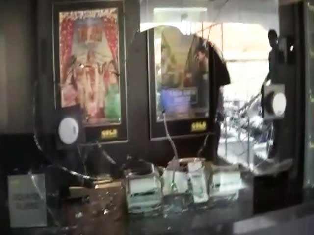 Video : Rajput Protesters Vandalise Movie Hall Screening <i>Padmavati</i> Trailer