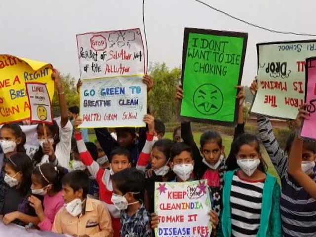 साफ़ हवा में सांस लेने के हक़ की मांग को लेकर सड़क पर उतरे बच्चे