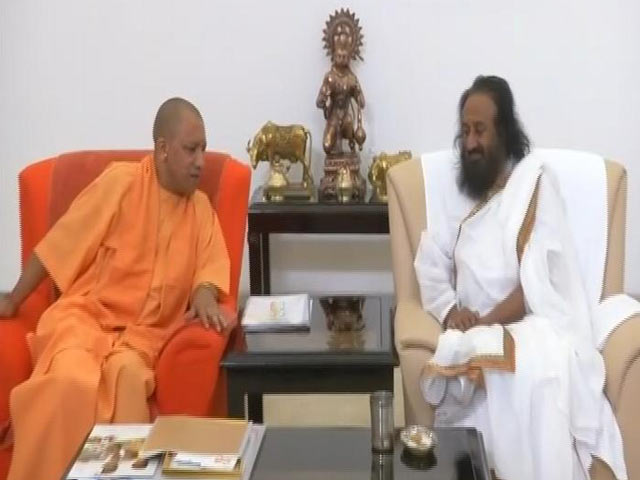 मंदिर-मस्जिद मुद्दा सुलझाने के लिए सीएम योगी से मिले श्री श्री रविशंकर